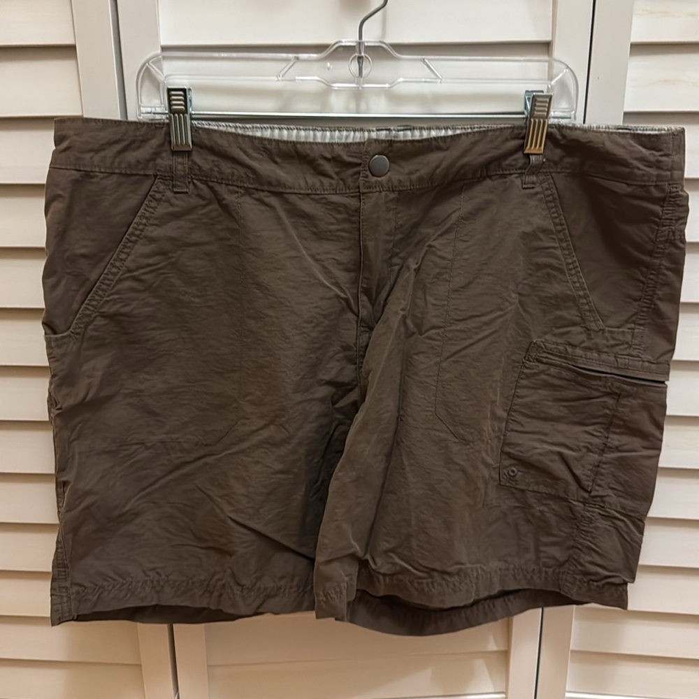 Columbia brown women’s shorts, size 18W